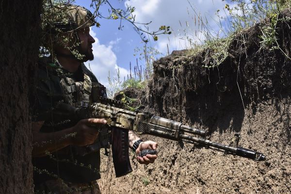 «Попадают под шквальный огонь и гибнут». Российская армия окружила ВСУ в Нью-Йорке. Как противник в панике несет потери?